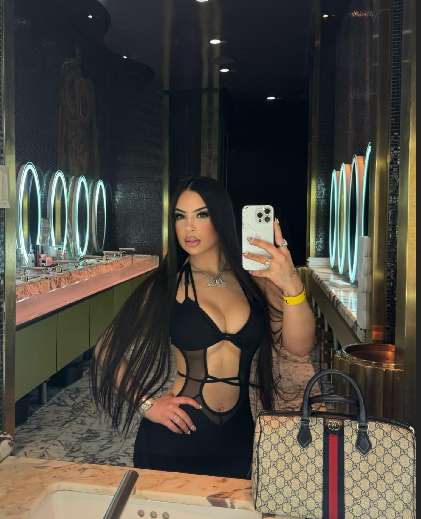 Müğənniyə pusqu: Gülləbaran edildi