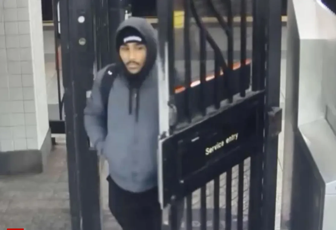 Metroda yatan şəxs yandırıldı: Polis şübhəlini axtarır