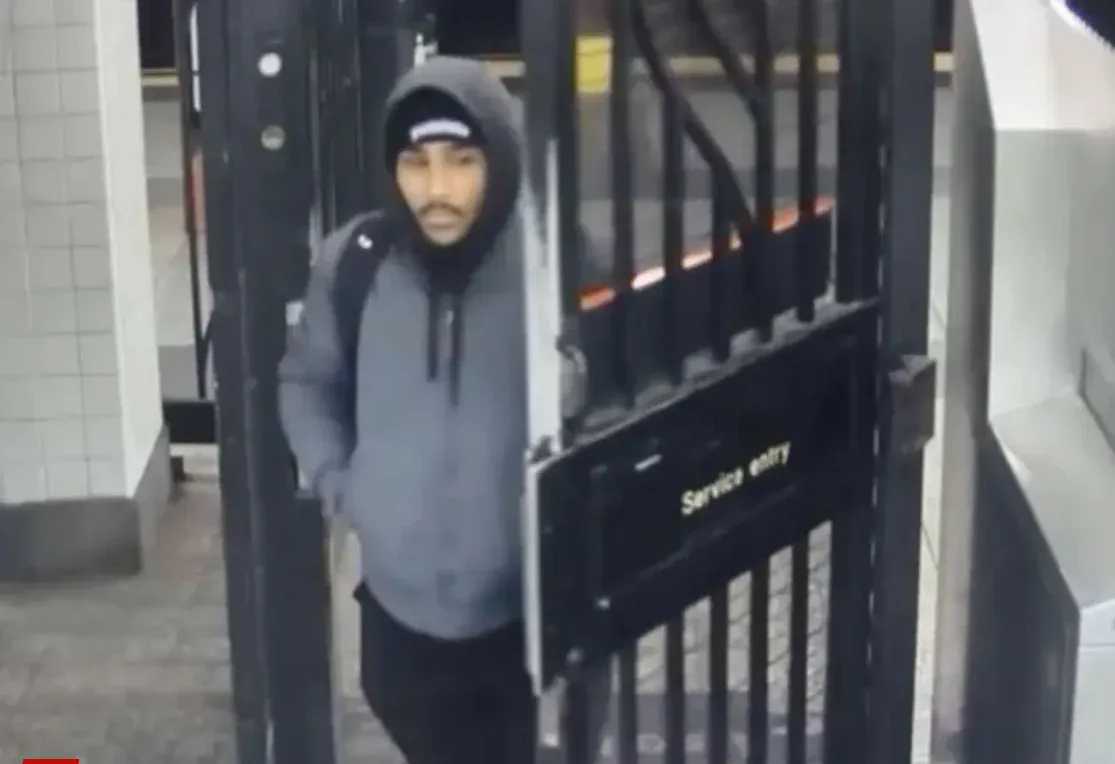 Metroda yatan şəxs yandırıldı: Polis şübhəlini axtarır