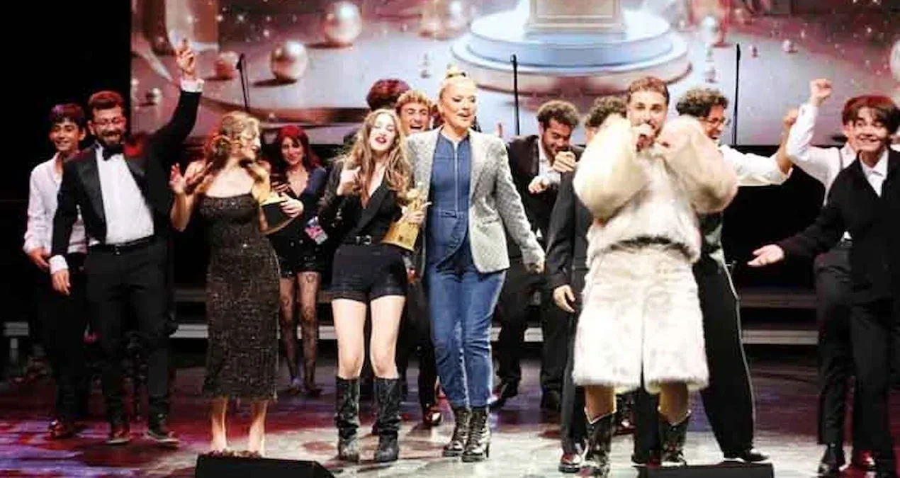 "Taxtakaledən aldım" deyən məşhur reperin kürkü mükafat gecəsində gündəm oldu