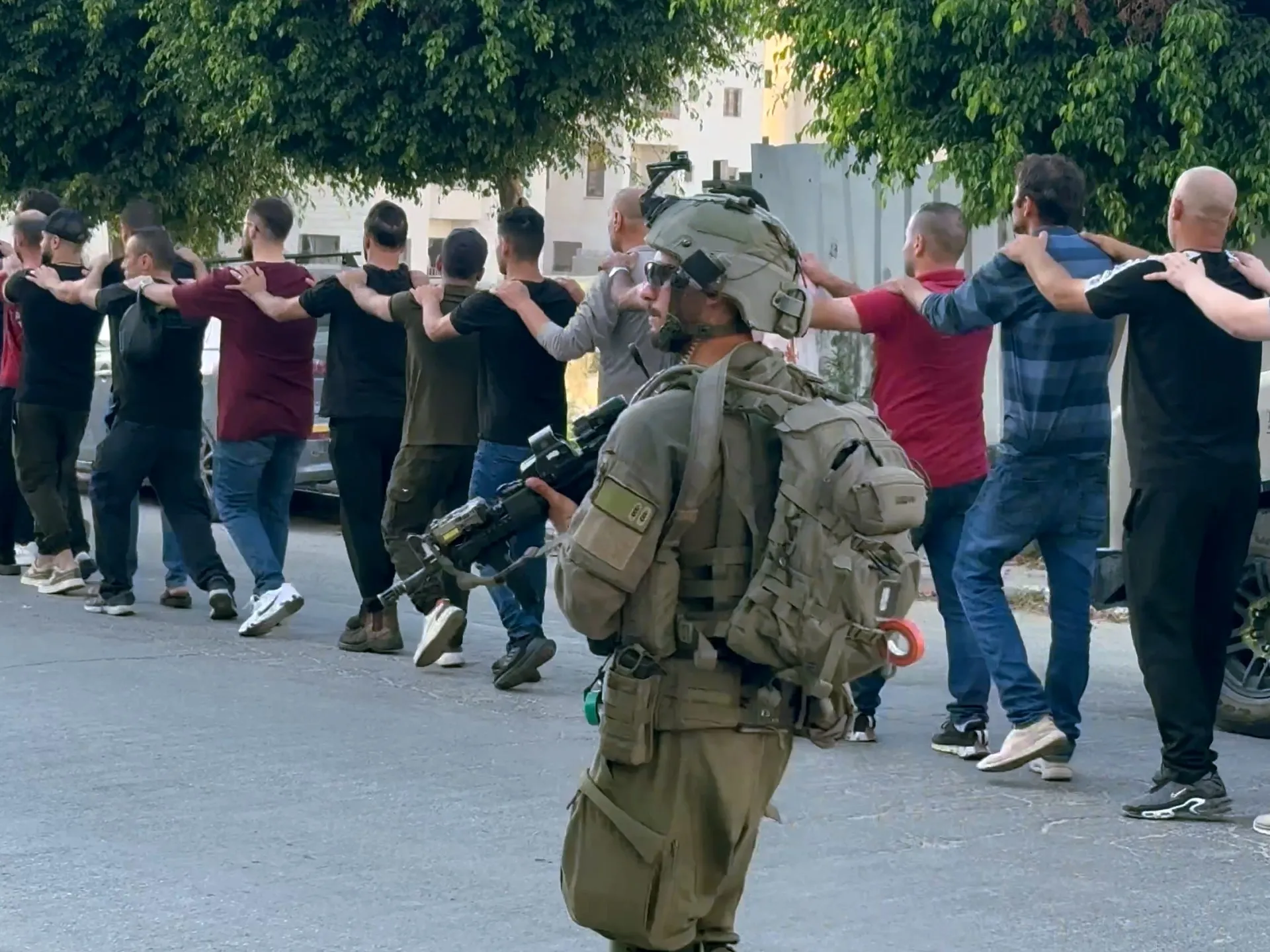 İsrail Tulkaremi mühasirəyə alaraq fələstinliləri kütləvi həbs etdi