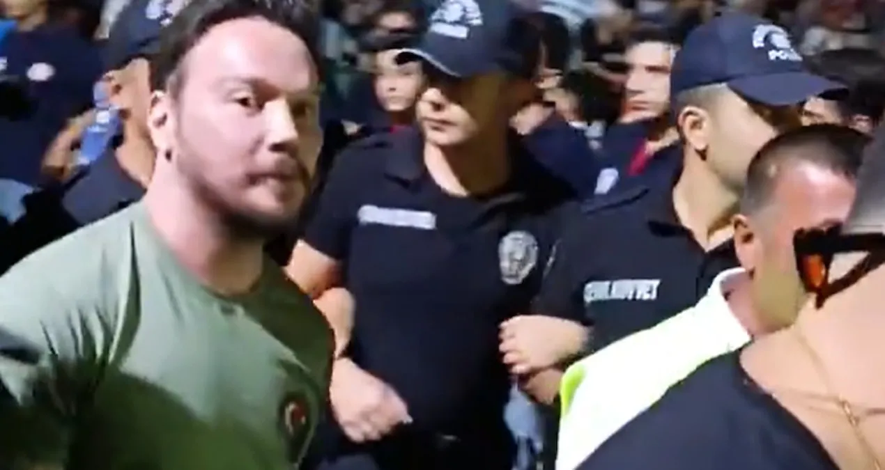 Polislər Sinan Akçıla canlı sipər oldu Görüntülər etiraz doğurdu