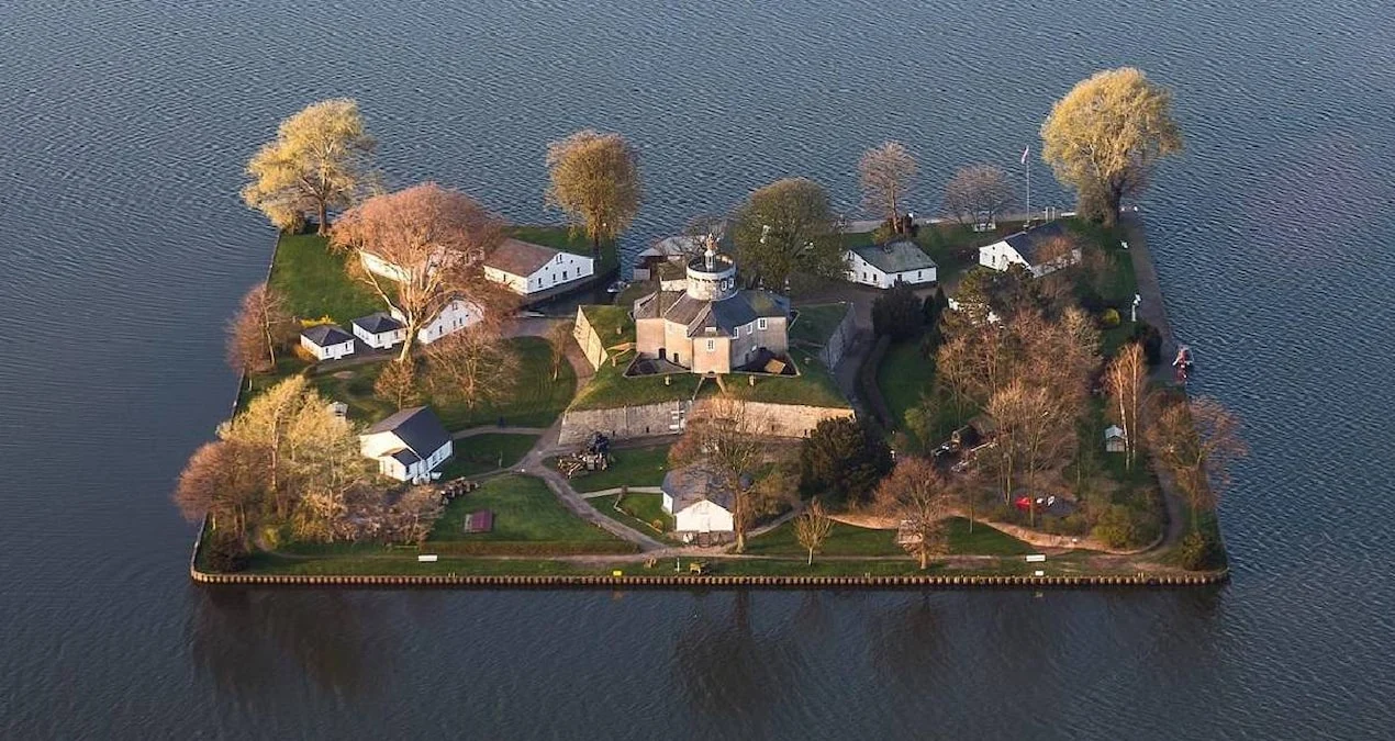 Vilhelmşteyn qalası: Süni adada inşa edilən və dünyanın ilk sualtı layihəsinə məkan olan tarixi abidə