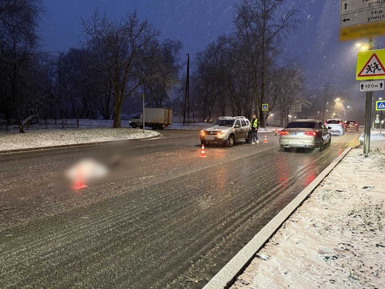 İjevskdə qaçaraq yolu keçən piyada xarici avtomobilin altında qaldı