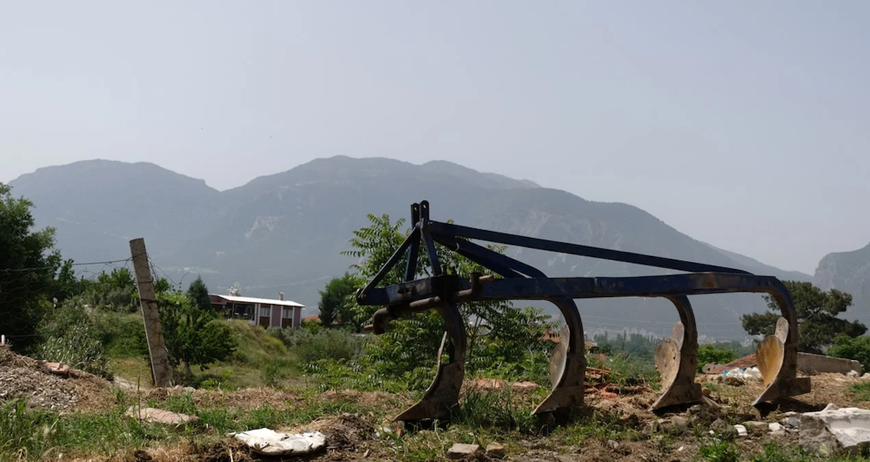Fermer tarlasında qızıl xəzinəsi tapdı, taleyi birdən-birə dəyişdi.