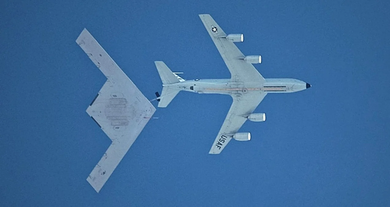 ABŞ-ın yeni nəsil bombardman təyyarəsi havada yanacaq ikmal edərkən ilk dəfə qeydə alındı, hərbi aviasiyada yeni dövr başlayır.