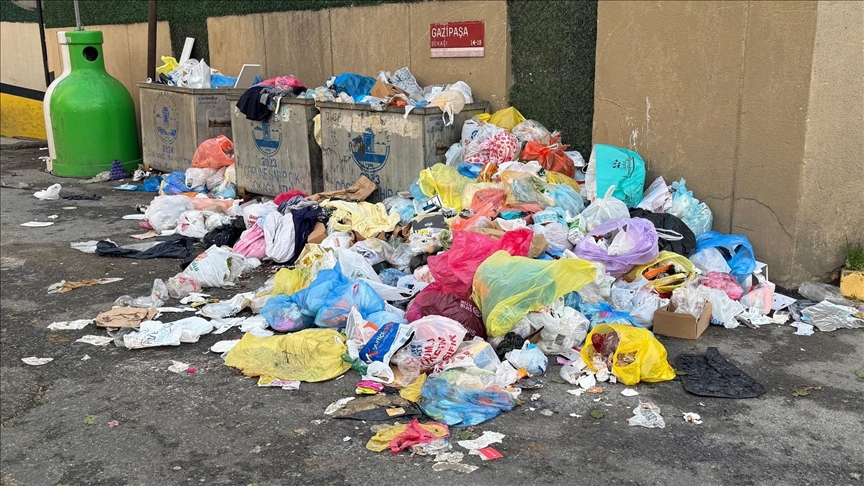 Maltepe'də 3 gündür yığılmayan zibilə sakin etirazı