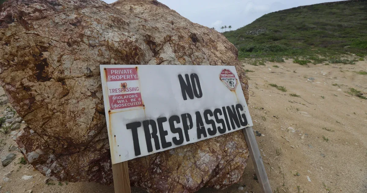 Qanunvericilər Epşteynin bank hesablarını ələ keçirib, şəxsi adasının fotolarını yayımlayıb