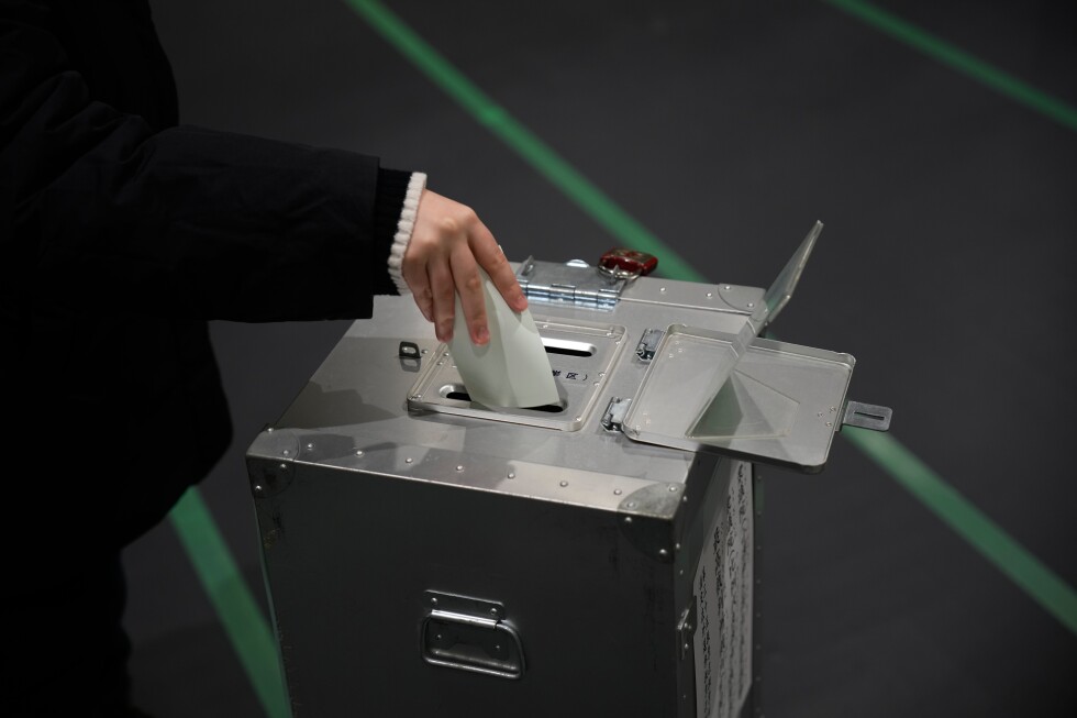 Yaponiyanın “şahin” baş naziri seçkilərdə böyük qələbə gözləyir