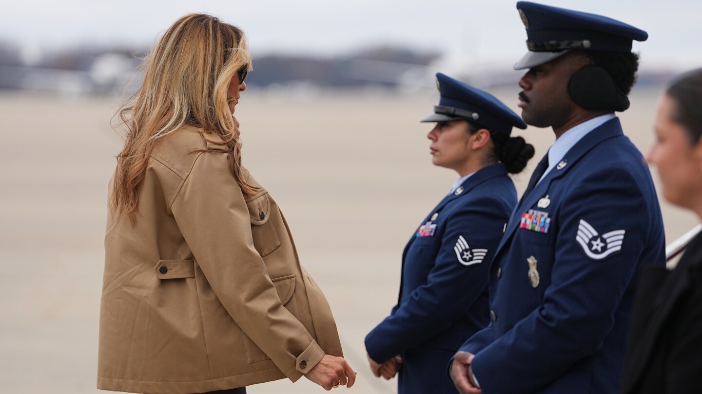 Melania Tramp və Uşa Vensin Şimali Karolinada hərbi ailələrə səfəri
