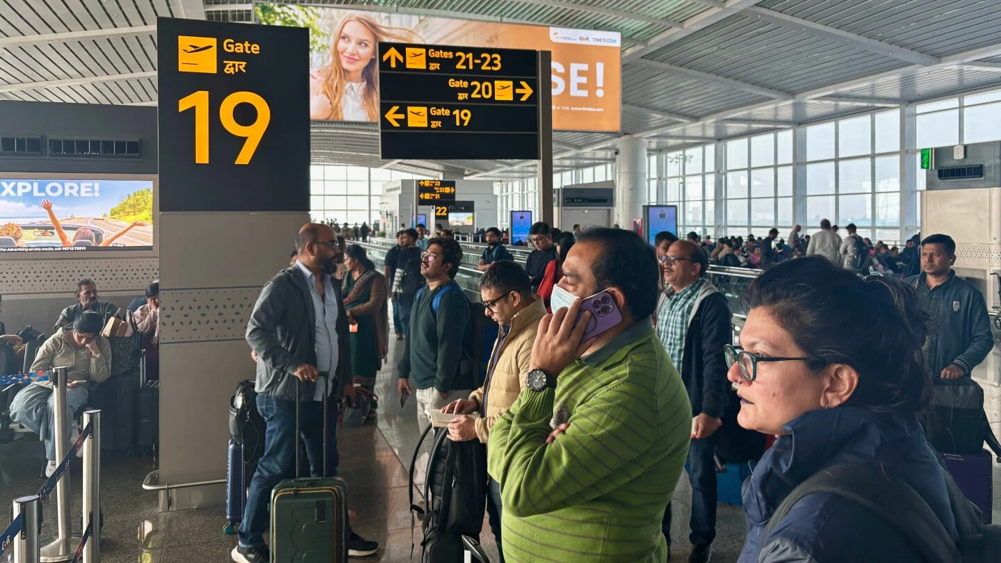 Hindistanda IndiGo yüzlərlə uçuşu ləğv etdi