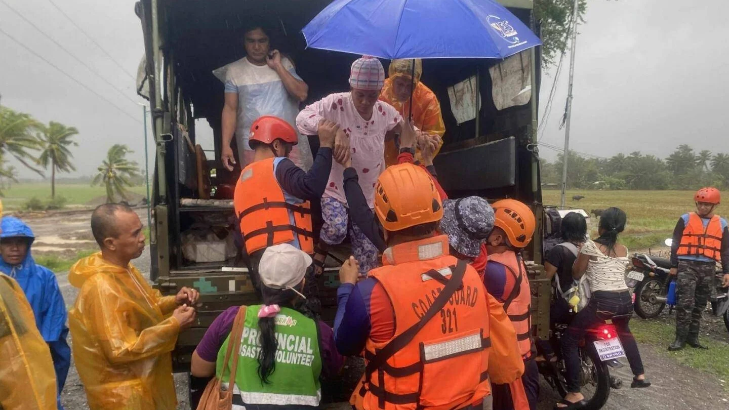 Funq-vonq tayfunu Filippindən uzaqlaşdı