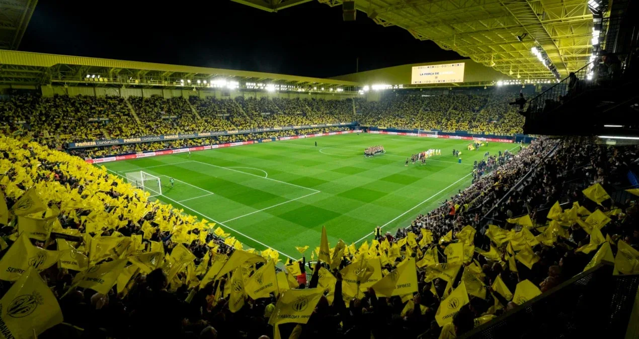 Əlli iki min əhalisi olan şəhərdə stadion doldu, on beş min insan kənarda qaldı