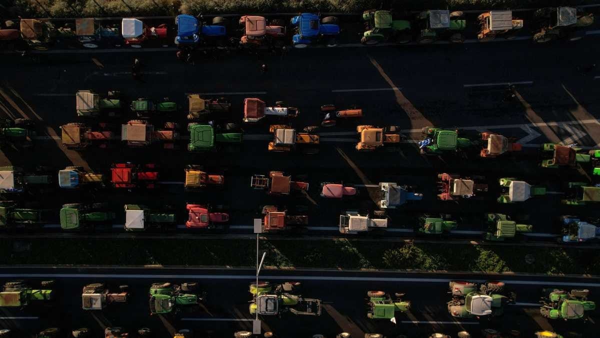 Qonşuda fermerlər ayağa qalxdı: Yollar traktorlarla iflic oldu