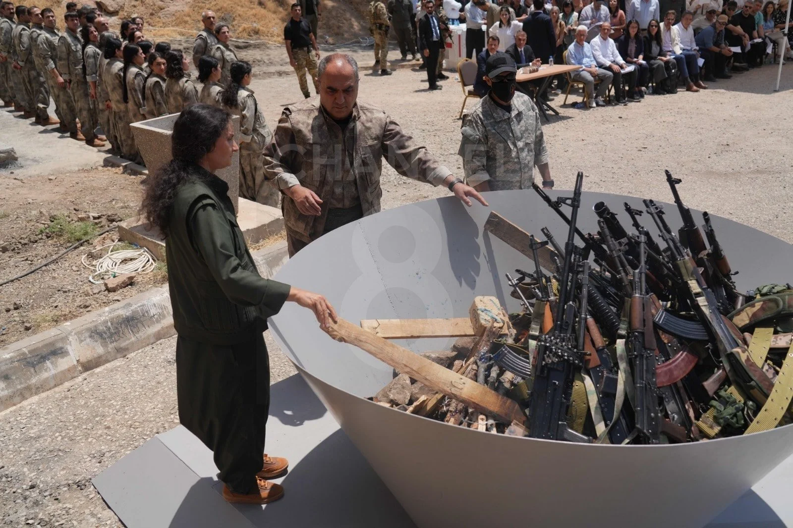 PKK silahları yerə qoydu, YPG yeniləri ilə davam edir