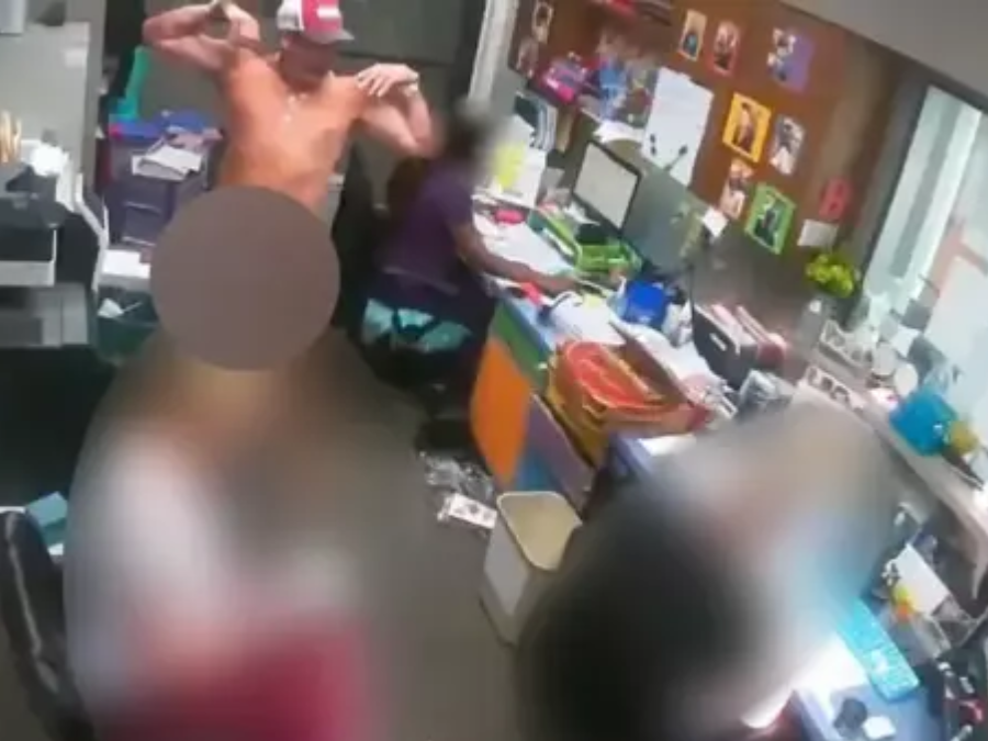 Ofisində çılpaq gəzib qadın işçiləri təcavüz edən həkimin diplomu ləğv edildi