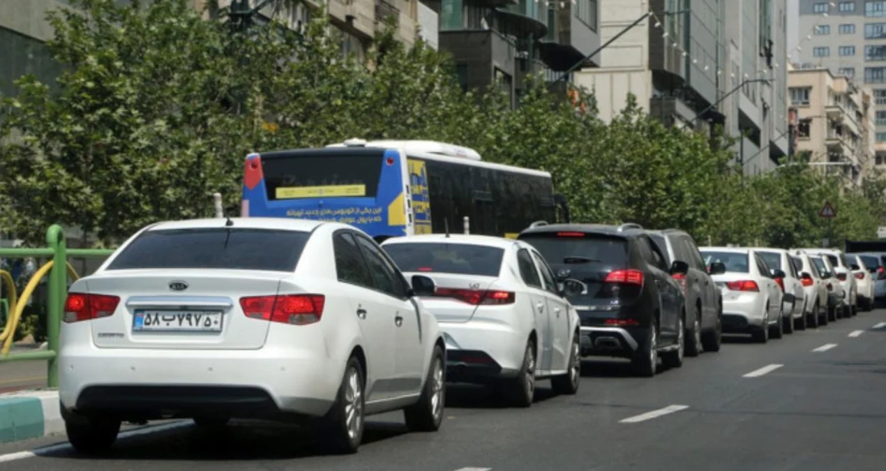 Neft anbarlarına hücum İranda yanacaq böhranını kəskinləşdirib: Şəhərlərdə kilometrlərlə uzanan benzin növbələri müşahidə olunur