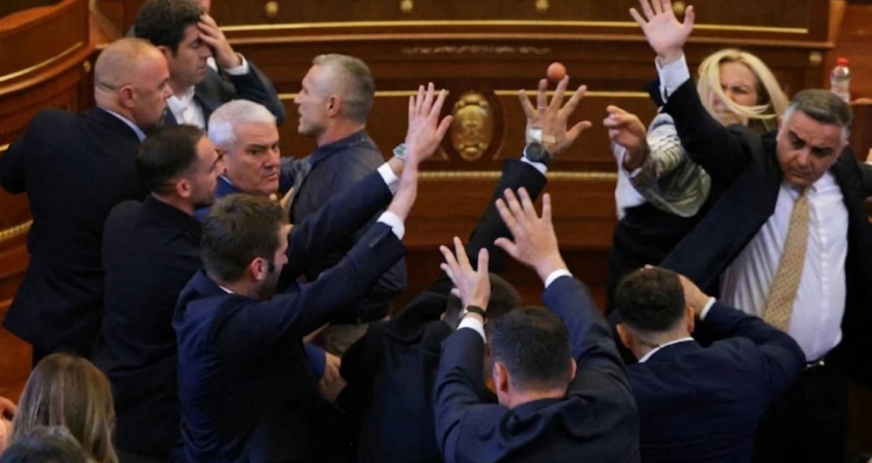 Kosova Parlamentində gərgin anlar: Baş nazir Kurtiyə yumurtalı hücum