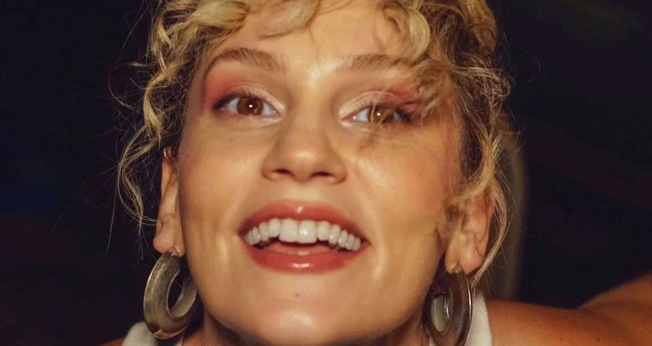 Farah Zeynep Abdullahdan 'Sperm bankı' etirafı atasının məsləhəti ilə